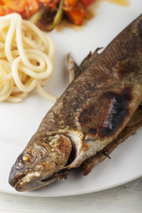 Gegrillte Forelle mit Nudeln