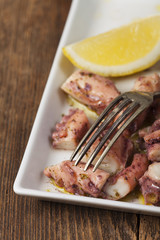 griechischen Oktopussalat mit Zitrone