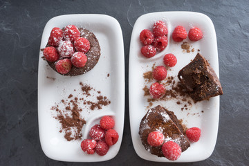 Pasteles de chocolate con frambuesas