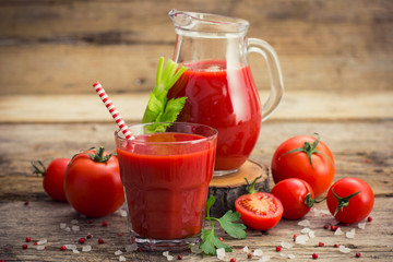 Jus de tomate dans le verre