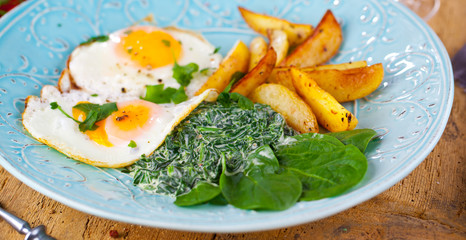 Rahmspinat mit ei und kartoffelecken 