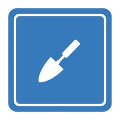 Pelle de jardinage dans un panneau