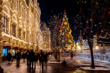 Fototapeta na wymiar People on Christmas market on Red Square, decorated and illumina