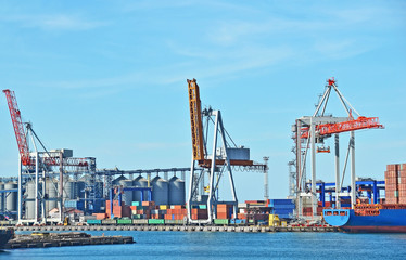 Fototapeta premium Cargo crane and ship