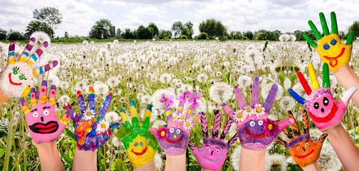 Ausgelassenheit, Glück, Freude: Hände spielender Kinder vor Blumenwiese :)
