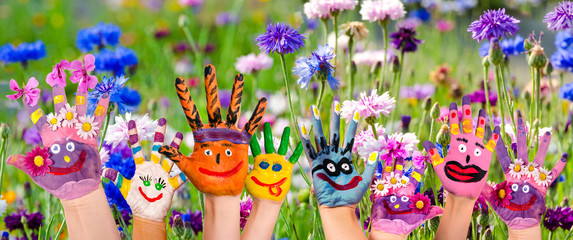 Ausgelassenheit, Glück, Freude: Hände spielender Kinder vor Wiese mit bunten Kornblumen :)