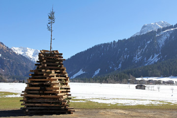 Holzaufbau für das Funkenfeuer in Österreich