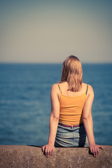 Fototapeta na wymiar Woman looking to sea horizon