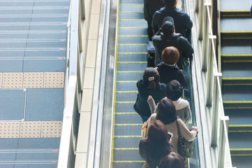 エスカレーターを使う人々の光景