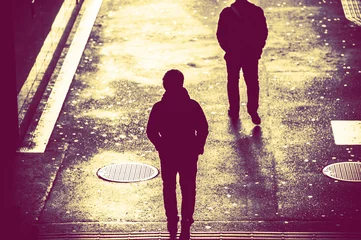 Foto op Aluminium 歩道を歩く人の影,後ろ姿 © beeboys
