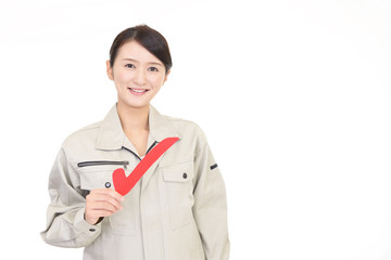 笑顔の女性作業員