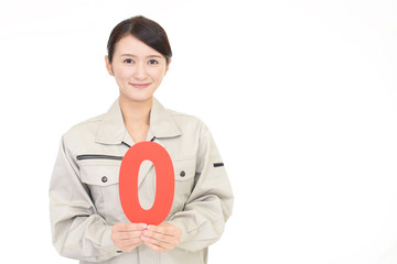 数字を持つ女性作業員
