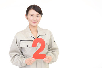 数字を持つ女性作業員