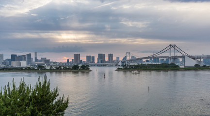Fototapeta premium Sunset from odaiba with Tokyo skyline