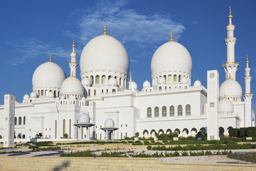 Fototapeta na wymiar Horizontal view of famous Sheikh Zayed Grand Mosque