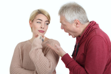 Vater und Tochter haben einen Disput