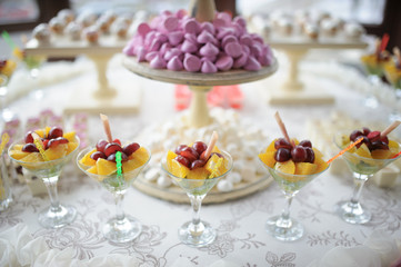 Obraz na płótnie Canvas wedding dessert fruit salad
