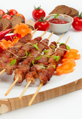 Pork skewers with cherry tomatoes and garlic