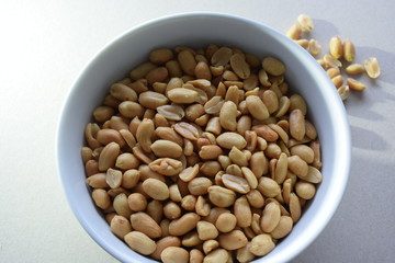 Erdnüsse in einer Schüssel