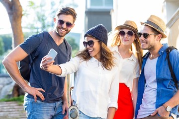 Obraz premium Hip friends taking selfies