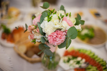 Obraz na płótnie Canvas Closeup of flowers bouquet at luxury wedding reception