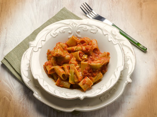 pasta with artichoke and tomatoes sauce