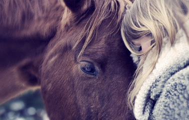 Mädchen mit Pferd, liebevoll