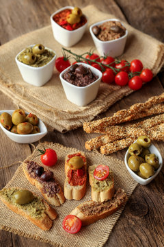 Fototapeta assortiment de tapenade et gressins 1
