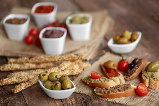 Fototapeta assortiment de tapenade et gressins 4