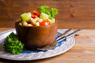 Salad with chickpeas and vegetables
