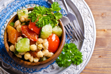 Salad with chickpeas and vegetables