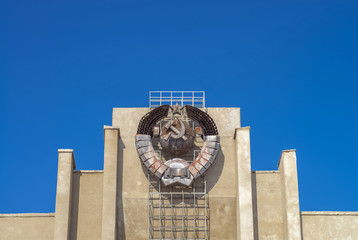 Герб СССР на общественном здании
