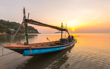 Obraz premium A small boat in sunset time at Ao Yang Beach,Chanthaburi,Thailan