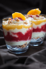 Sojajoghurt mit Erdbeer-und Kakipüree mit Keksbröseln