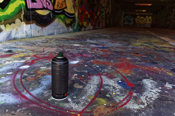 graffiti spray can