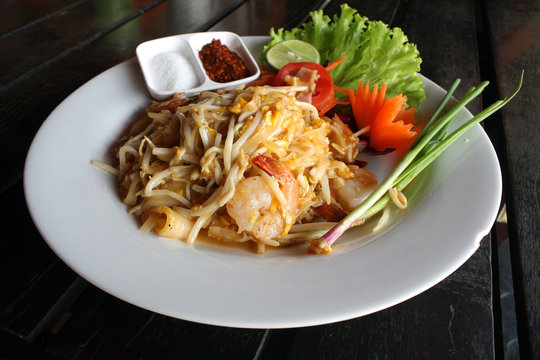 Thai noodle (padthai) with shrimp 