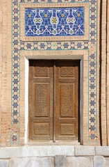 Obraz premium old wooden door with mosaic in the Central Asian style