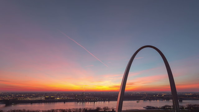4K Time lapse St Louis Gateway Arch tilt shot

