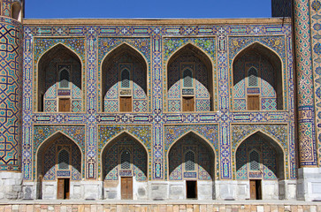 front view on the west wing of Tilya-Kori Madrasah