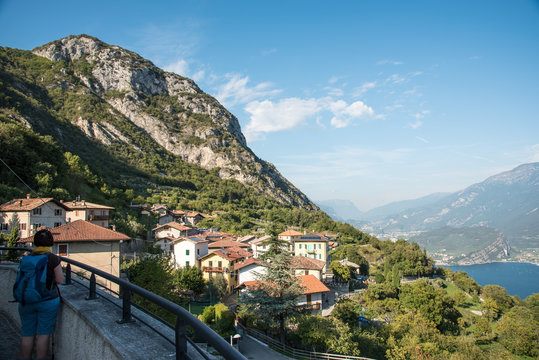 Blick &uuml;ber Pregasina im Hintergrund der Gardasee und der Berg Brione bei Riva
