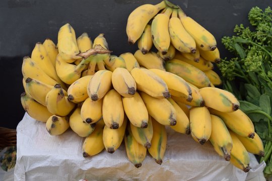 S&uuml;&szlig;e kanarische Bananen, teine ropische Frucht, die fr&uuml;her auch Paradiesfeige genannt wurde