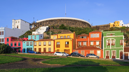 Fototapeta na wymiar SANTA CRUZ DE LA PALMA, SPAIN -JANUARY 17, 2016: Colored houses