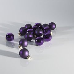 Violette Christbaumkugeln