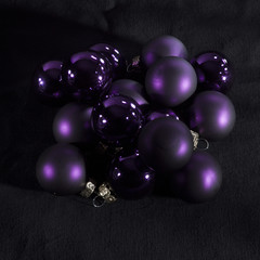 Violette Christbaumkugeln 
