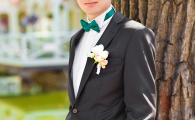 suit of groom with bow tie and boutonniere