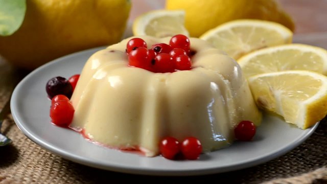 budino al limone con ribes e mirtilli - montaggio con dissolvenza incrociata