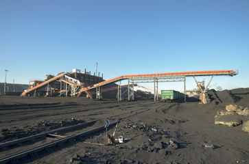 Погрузка угля на угольном складе