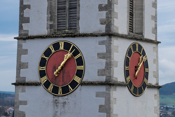 Kirchturm mit Zifferblatt