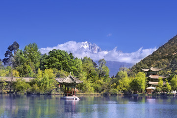 Fototapeta na wymiar Lake, trees, temples and mountains in China