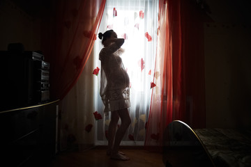 Obraz na płótnie Canvas Happy young pregnant woman